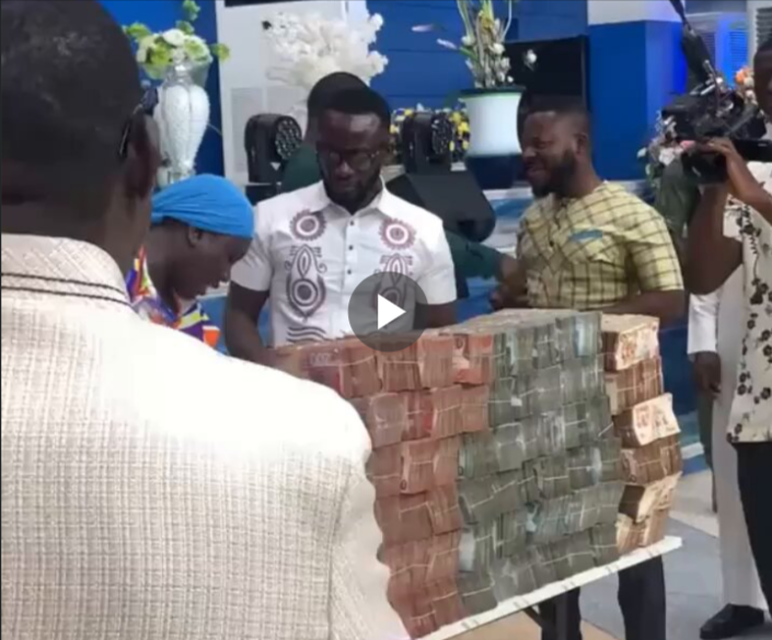 Video – Adom Kyei-Duah distributes GHS51m to church members
