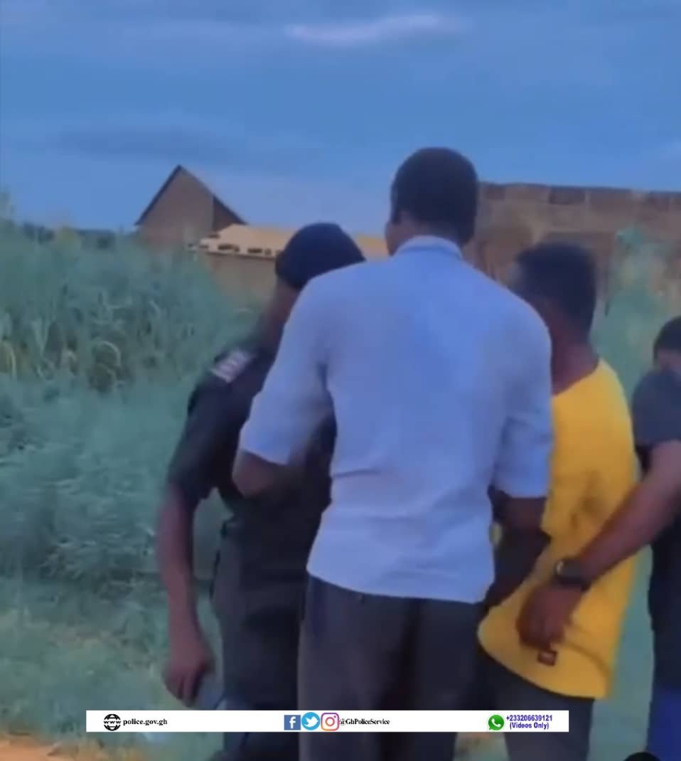 The suspects assualting the officer