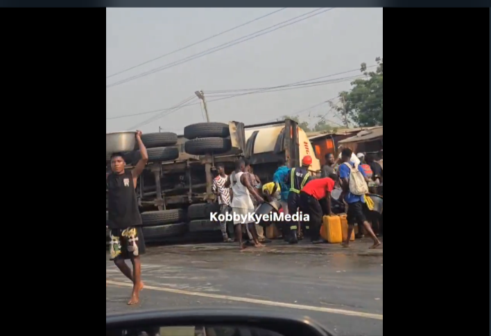 Video – Fuel tanker overturns on the Nsawam Road