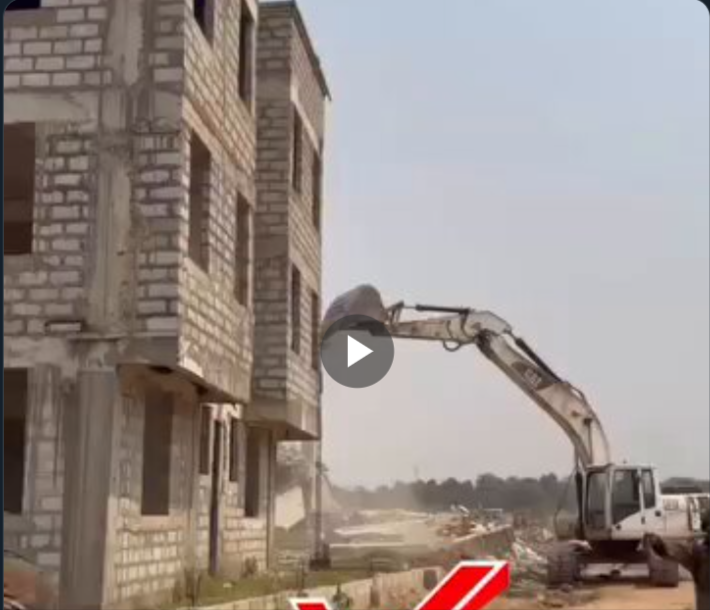 Watch Linda Ocloo and team demolish unauthorised structures along Kpeshie Lagoon