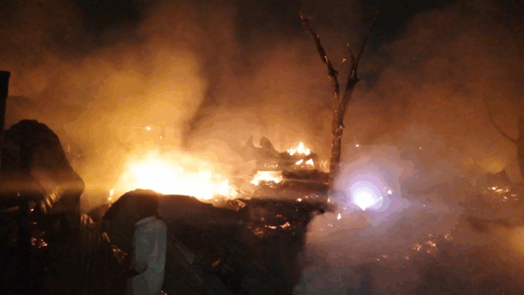 Video – Over 100 vehicles burnt as fire sweeps through mechanic shops at Sofoline