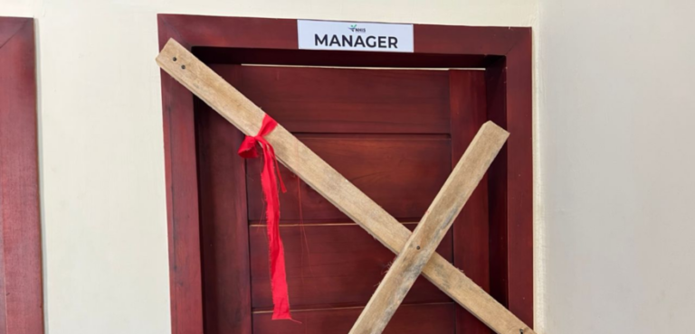 Watch Irate NDC supporters lock up NHIA office in Ejisu over appointments snub