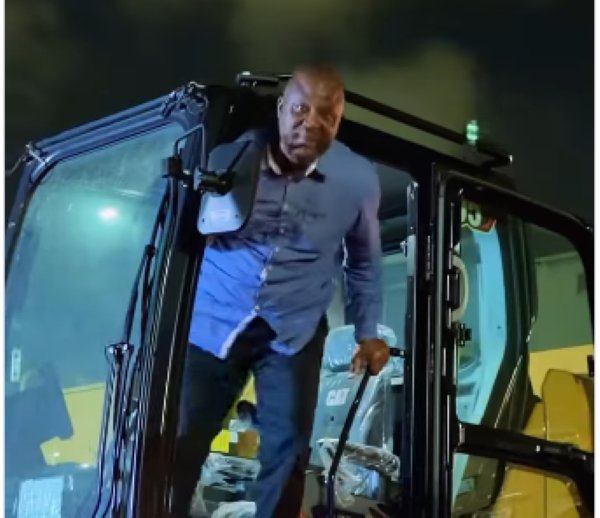 Watch as Ibrahim Mahama operates heavy-duty machines