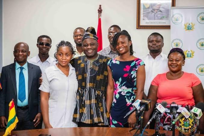 Coalition of Unpaid Nurses & Midwives with the Health Minister