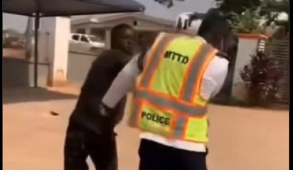 Watch viral video as driver slaps Police MTTD during a heated dispute
